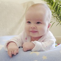 ребёнок улыбается