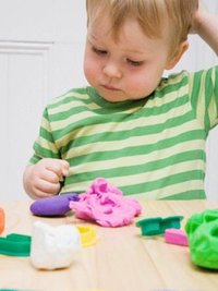 Ребенок играет в игру Игры - отличное лечение