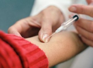 Врач ставит манту ребенку Врач ставит манту