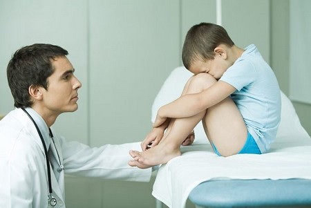 врач утешает описавшегося ребенка