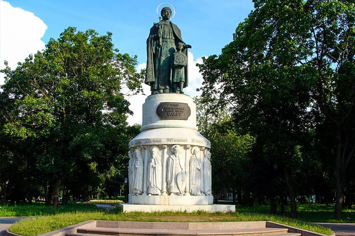 Памятник княгине Ольге Памятник княгине Ольге в Пскове
