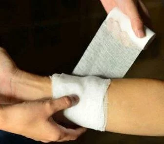 Как наложить повязку на руку Наложение повязки на руку