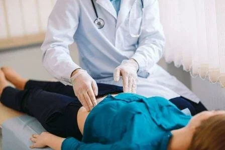 К какому врачу обращаться при болях в печени Врач лечащий печень
